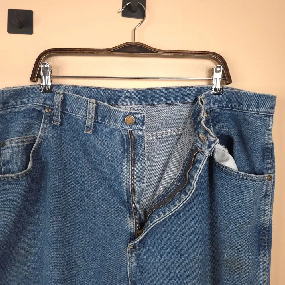 Wrangler Men's Rugged Wear Relaxed Fit Jeans in Medium Wash Size 44x32